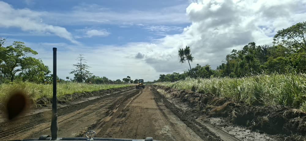 Lalaura Road patrol grading — Grader working the formation